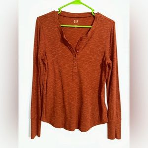 Women’s Gap Long Sleeve Rib Henley shirt in Rust Brown